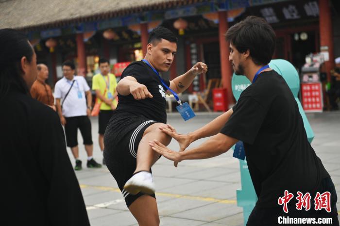 7月14日，甘肅省平?jīng)鍪嗅轻忌骄皡^(qū)內(nèi)，外籍武術(shù)愛(ài)好者切磋武藝。7月13日至14日，“2024年北京體育大學(xué)第十五屆國(guó)際武術(shù)比賽交流大會(huì)暨首屆崆峒山國(guó)際武術(shù)大會(huì)”舉行，大會(huì)也在崆峒山景區(qū)進(jìn)行問(wèn)道崆峒、武術(shù)高級(jí)研修班、崆峒拜師等系列活動(dòng)。中新社記者 李亞龍 攝