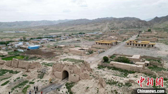 7月13日，位于山丹漢明長城遺址里的硤口古城。(無人機圖片) 　九美旦增 攝