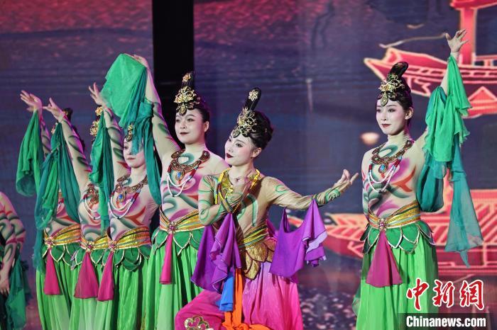 7月19日晚，第五屆黃河之濱文藝展演在蘭州體育文化廣場開幕。圖為開幕式演出敦煌舞蹈。張曦予 攝