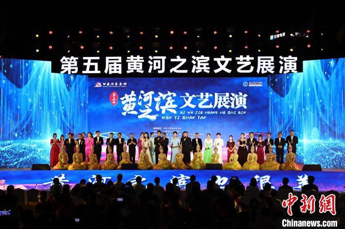 7月19日晚，第五屆黃河之濱文藝展演在蘭州體育文化廣場開幕。張曦予 攝