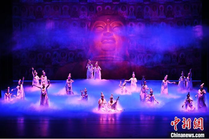 7月18日晚，中國經(jīng)典舞劇《絲路花雨》在甘肅蘭州黃河劇院進(jìn)行演出。中國經(jīng)典舞劇《絲路花雨》迎來45周年，7月17日-8月4日在蘭州開啟為期多天的駐場演出。該舞劇取材于敦煌莫高窟壁畫，集中國霓裳羽衣舞、敦煌舞、印度舞、黑巾舞、波斯馬鈴舞等于一身，自1979年演出至今，該劇先后在40多個(gè)國家和地區(qū)演出近4000場，觀眾550多萬人次。中新社記者 李亞龍 攝</p>
<p>