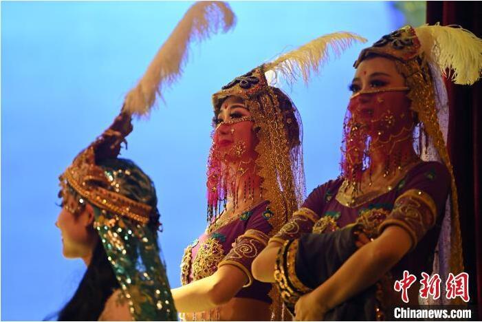 7月18日晚，中國經(jīng)典舞劇《絲路花雨》在甘肅蘭州黃河劇院進(jìn)行演出。中國經(jīng)典舞劇《絲路花雨》迎來45周年，7月17日-8月4日在蘭州開啟為期多天的駐場演出。該舞劇取材于敦煌莫高窟壁畫，集中國霓裳羽衣舞、敦煌舞、印度舞、黑巾舞、波斯馬鈴舞等于一身，自1979年演出至今，該劇先后在40多個(gè)國家和地區(qū)演出近4000場，觀眾550多萬人次。中新社記者 李亞龍 攝</p>
<p>