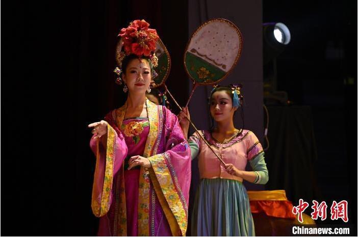 7月18日晚，中國經(jīng)典舞劇《絲路花雨》在甘肅蘭州黃河劇院進(jìn)行演出。中國經(jīng)典舞劇《絲路花雨》迎來45周年，7月17日-8月4日在蘭州開啟為期多天的駐場演出。該舞劇取材于敦煌莫高窟壁畫，集中國霓裳羽衣舞、敦煌舞、印度舞、黑巾舞、波斯馬鈴舞等于一身，自1979年演出至今，該劇先后在40多個(gè)國家和地區(qū)演出近4000場，觀眾550多萬人次。中新社記者 李亞龍 攝</p>
<p>