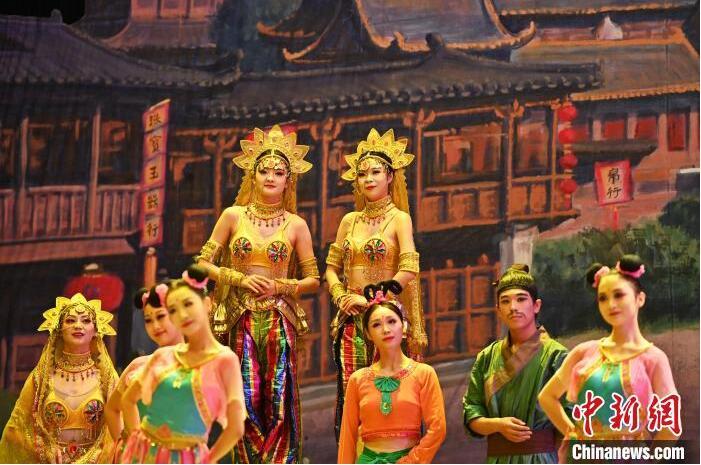 7月18日晚，中國經(jīng)典舞劇《絲路花雨》在甘肅蘭州黃河劇院進(jìn)行演出。中國經(jīng)典舞劇《絲路花雨》迎來45周年，7月17日-8月4日在蘭州開啟為期多天的駐場演出。該舞劇取材于敦煌莫高窟壁畫，集中國霓裳羽衣舞、敦煌舞、印度舞、黑巾舞、波斯馬鈴舞等于一身，自1979年演出至今，該劇先后在40多個(gè)國家和地區(qū)演出近4000場，觀眾550多萬人次。中新社記者 李亞龍 攝</p>
<p>