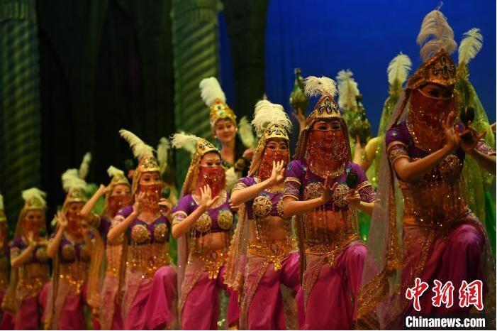 7月18日晚，中國經(jīng)典舞劇《絲路花雨》在甘肅蘭州黃河劇院進(jìn)行演出。中國經(jīng)典舞劇《絲路花雨》迎來45周年，7月17日-8月4日在蘭州開啟為期多天的駐場演出。該舞劇取材于敦煌莫高窟壁畫，集中國霓裳羽衣舞、敦煌舞、印度舞、黑巾舞、波斯馬鈴舞等于一身，自1979年演出至今，該劇先后在40多個(gè)國家和地區(qū)演出近4000場，觀眾550多萬人次。中新社記者 李亞龍 攝</p>
<p>