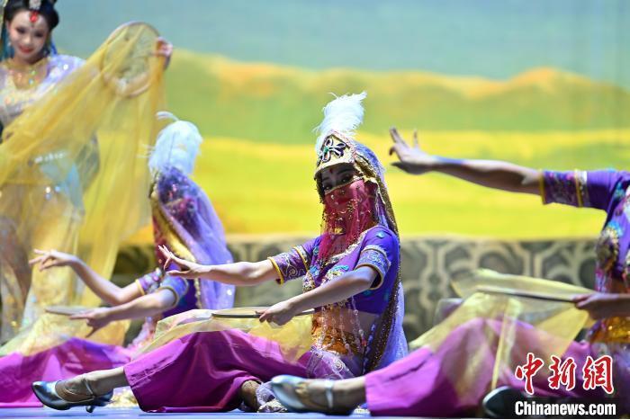 7月18日晚，中國經(jīng)典舞劇《絲路花雨》在甘肅蘭州黃河劇院進(jìn)行演出。中國經(jīng)典舞劇《絲路花雨》迎來45周年，7月17日-8月4日在蘭州開啟為期多天的駐場演出。該舞劇取材于敦煌莫高窟壁畫，集中國霓裳羽衣舞、敦煌舞、印度舞、黑巾舞、波斯馬鈴舞等于一身，自1979年演出至今，該劇先后在40多個(gè)國家和地區(qū)演出近4000場，觀眾550多萬人次。中新社記者 李亞龍 攝</p>
<p>