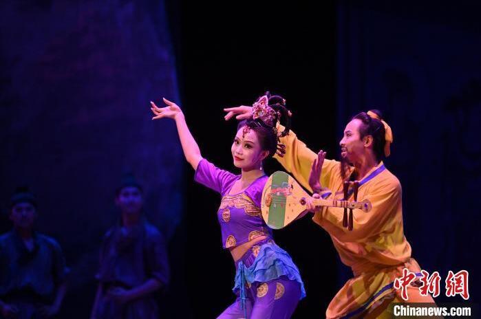 7月18日晚，中國經(jīng)典舞劇《絲路花雨》在甘肅蘭州黃河劇院進(jìn)行演出。中國經(jīng)典舞劇《絲路花雨》迎來45周年，7月17日-8月4日在蘭州開啟為期多天的駐場演出。該舞劇取材于敦煌莫高窟壁畫，集中國霓裳羽衣舞、敦煌舞、印度舞、黑巾舞、波斯馬鈴舞等于一身，自1979年演出至今，該劇先后在40多個(gè)國家和地區(qū)演出近4000場，觀眾550多萬人次。中新社記者 李亞龍 攝</p>
<p>