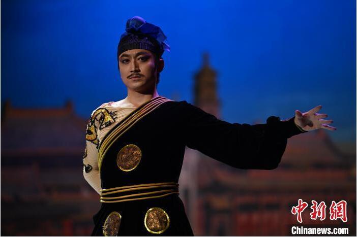 7月18日晚，中國經(jīng)典舞劇《絲路花雨》在甘肅蘭州黃河劇院進(jìn)行演出。中國經(jīng)典舞劇《絲路花雨》迎來45周年，7月17日-8月4日在蘭州開啟為期多天的駐場演出。該舞劇取材于敦煌莫高窟壁畫，集中國霓裳羽衣舞、敦煌舞、印度舞、黑巾舞、波斯馬鈴舞等于一身，自1979年演出至今，該劇先后在40多個(gè)國家和地區(qū)演出近4000場，觀眾550多萬人次。中新社記者 李亞龍 攝