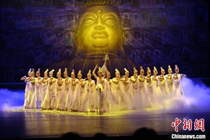 7月18日晚，中國經(jīng)典舞劇《絲路花雨》在甘肅蘭州黃河劇院演出。李亞龍 攝