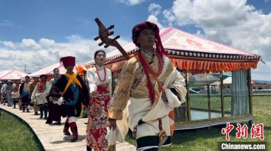 2024年6月，甘肅甘南藏族自治州上演藏服時裝秀。(資料圖)高瑩 攝