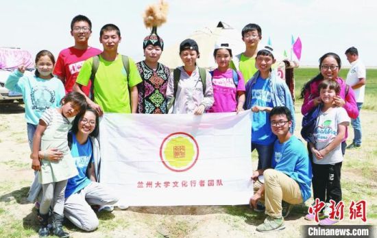 圖為蘭州大學(xué)文化行者團(tuán)隊(duì)走進(jìn)民族社區(qū)。(資料圖)蘭州大學(xué)供圖