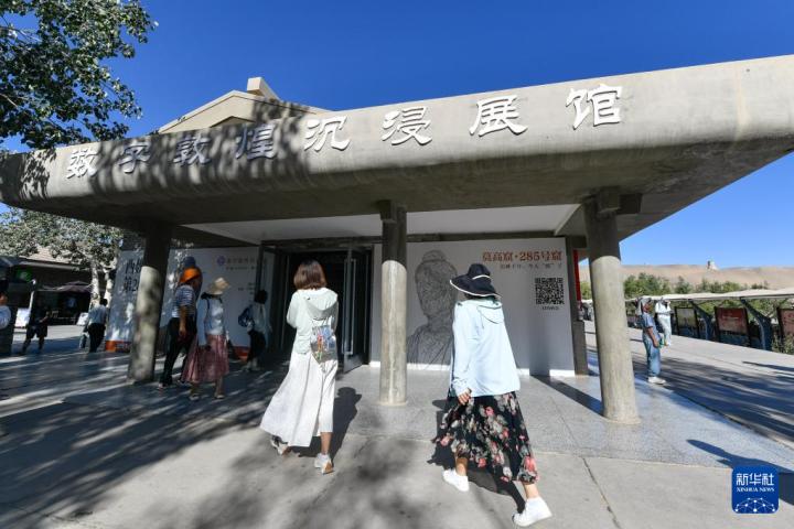 7月22日，游客排隊進入“尋境敦煌——數(shù)字敦煌沉浸展”場館。新華社記者 郎兵兵 攝</p>
<p>