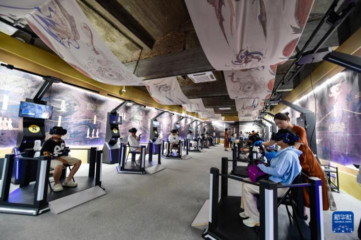 7月22日，游客線下體驗“尋境敦煌——數(shù)字敦煌沉浸展”。新華社記者 郎兵兵 攝</p>
<p>