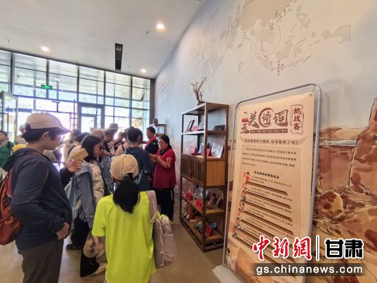 近日，玉門關(guān)遺址景區(qū)開啟了一場精彩紛呈的玉關(guān)詩詞挑戰(zhàn)賽，吸引眾多游人參與其中。玉門關(guān)遺址景區(qū)供圖