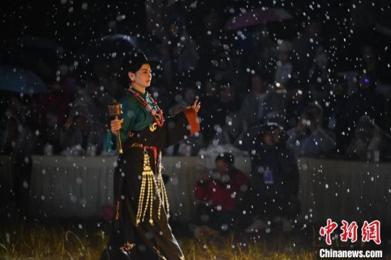 圖為2024年8月6日晚大賽現(xiàn)場(chǎng)模特進(jìn)行比賽。李亞龍 攝