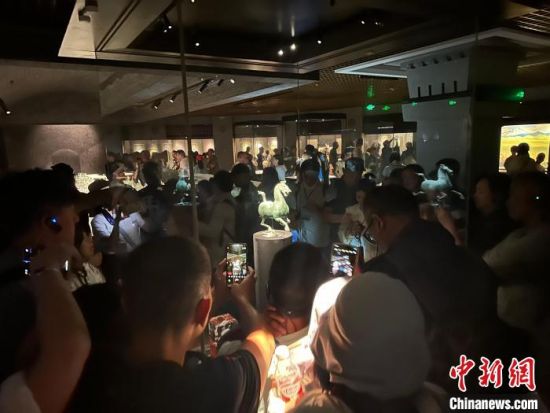 8月17日至23日，“濃濃民族情 兩岸一家親”臺灣同胞參訪團甘肅行交流活動在甘肅展開。圖為臺胞參觀甘肅省博物館。中新社記者 閆姣 攝