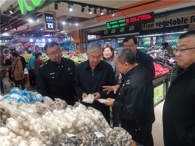 圖為市委常委、市紀(jì)委書記、市監(jiān)委主任張學(xué)勇調(diào)研食品安全責(zé)任包保企業(yè)西部天地商貿(mào)有限責(zé)任公司.jpg