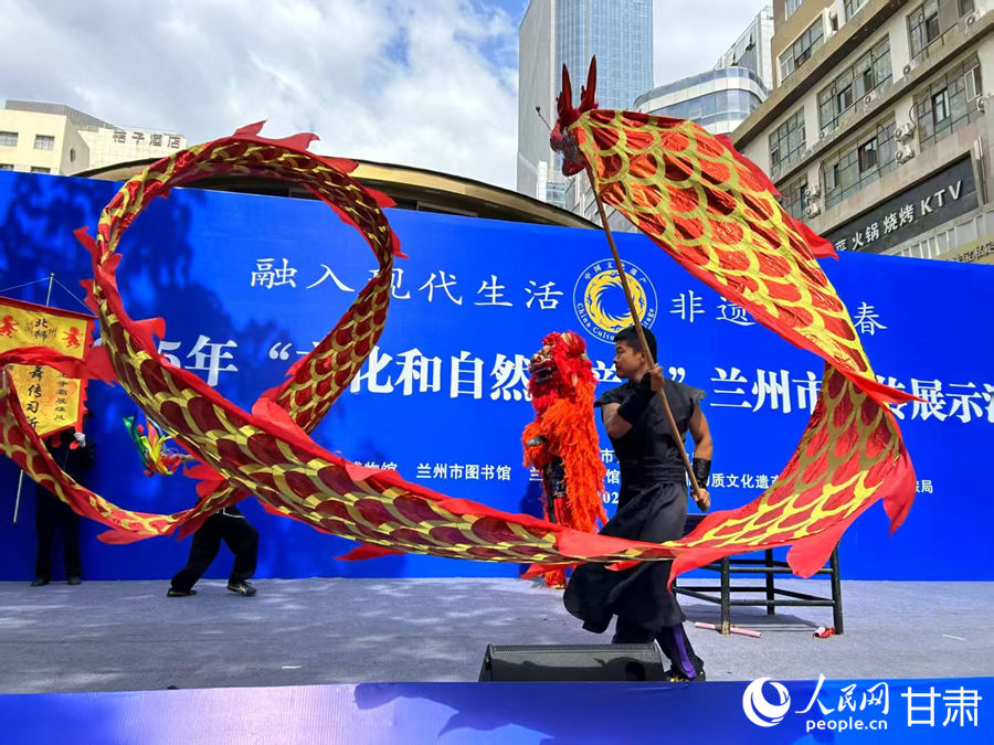 柴宗峰在2025年“文化和自然遺產(chǎn)日”蘭州市非遺宣傳展示活動中表演舞獅。人民網(wǎng)記者 焦隆攝