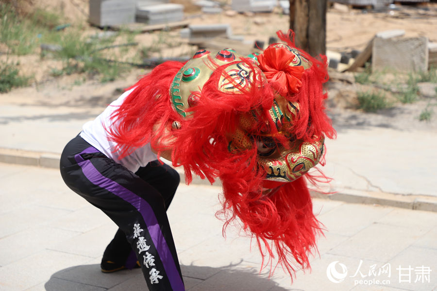 柴宗峰在桃林村展示蘭州北獅風(fēng)采。人民網(wǎng)記者 焦隆攝