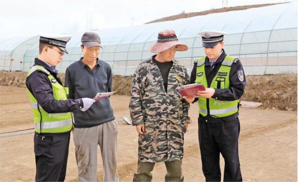 定西安定民輔警走進田間地頭面對面講安全
